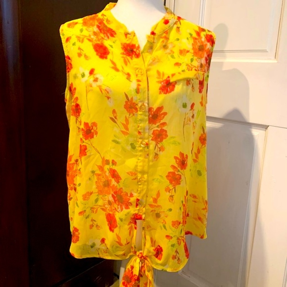 3/$18. 🌼 Kut from the kloth yellow floral sleeveless blouse size M